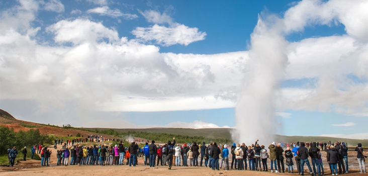 Gyllene Cirkeln Geysir Strukkur in Iceland with people around